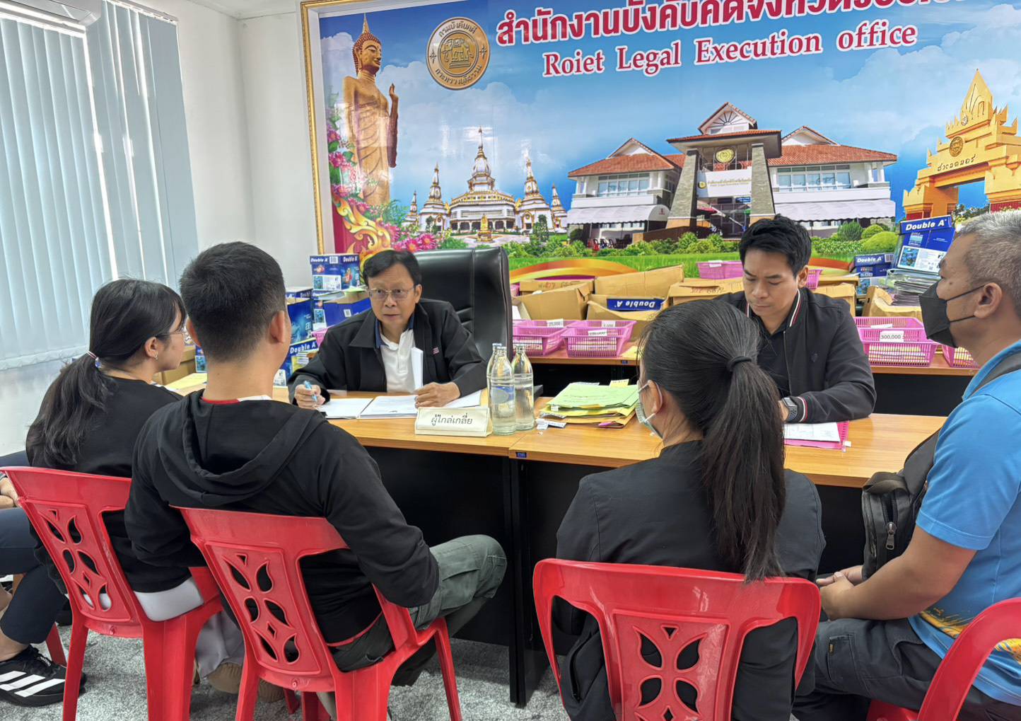 กรมบังคับคดี จัดไกล่เกลี่ยข้อพิพาทชั้นบังคับคดี กรณีของดาบตำรวจ สถานีตำรวจภูธรอำเภอเมือง จังหวัดร้อยเอ็ด ที่ได้ค้ำประกันเงินกู้ให้เพื่อนร่วมงาน 